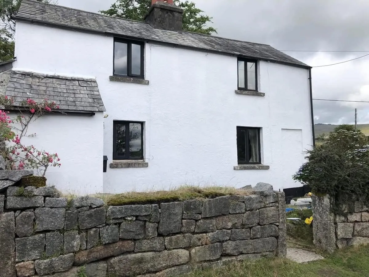 Render repair and exterior repaint of a cottage in Tintagel